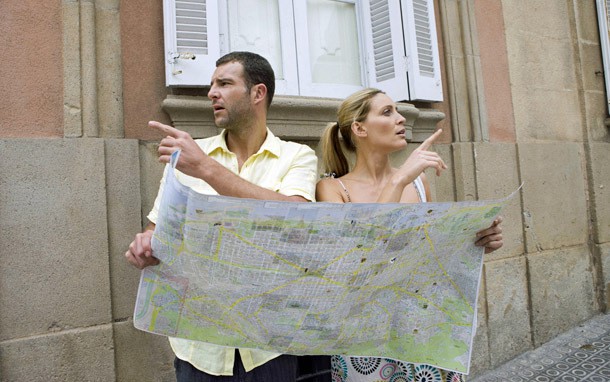 couple-confusedtouristswithmap