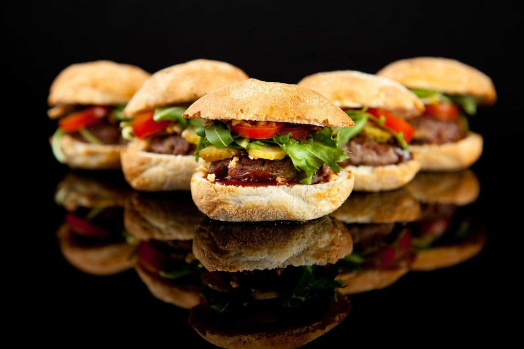 Mini Burger New York Con Salsa Barbacoa Y Pepinillo 1, Spain4Weddings