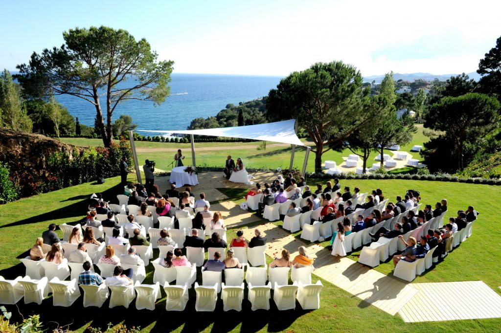 Top 5 reasons to get married at the beach. Photo Cala Gran