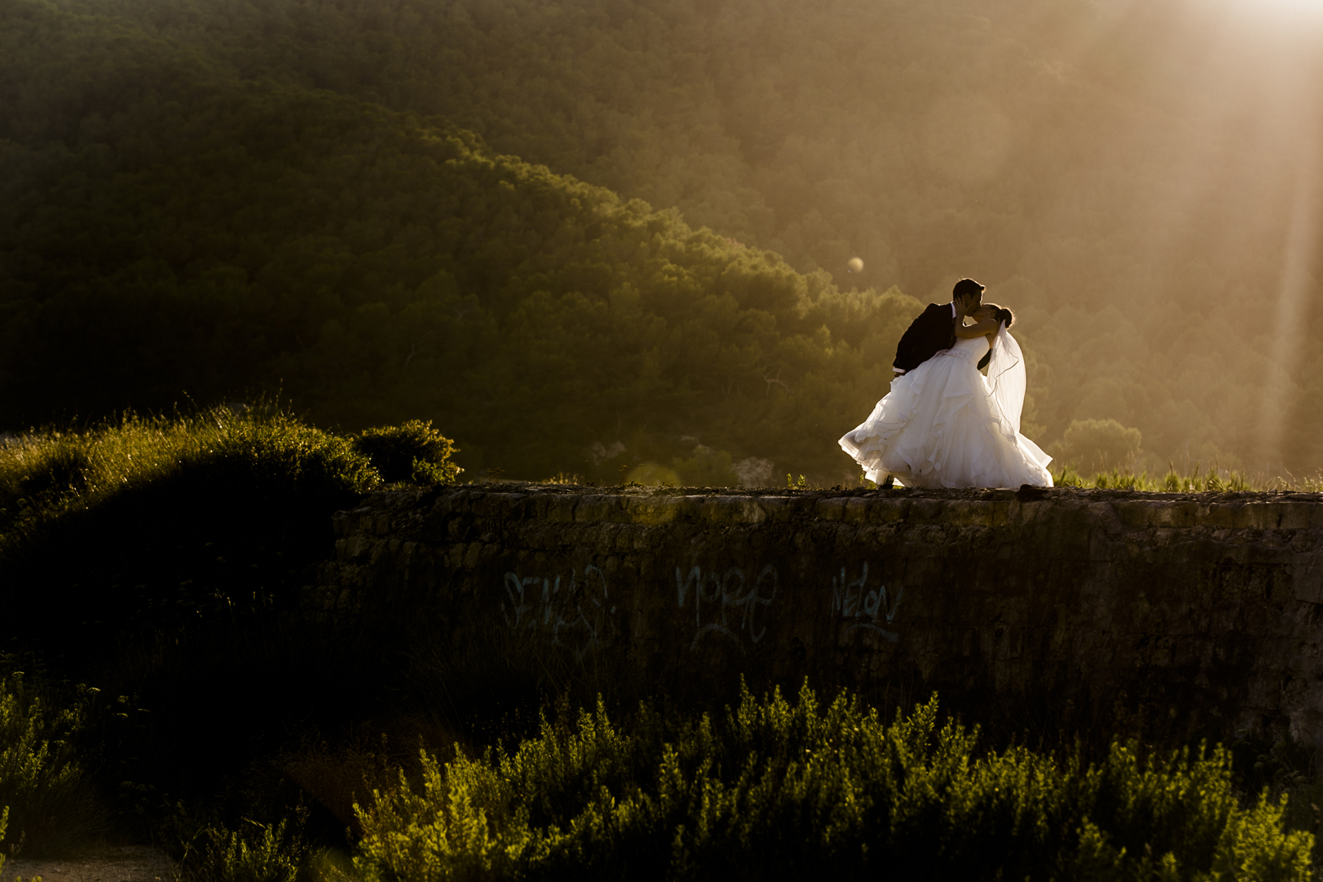 Pros & Cons of organizing your destination wedding. Photo by Andreu Doz