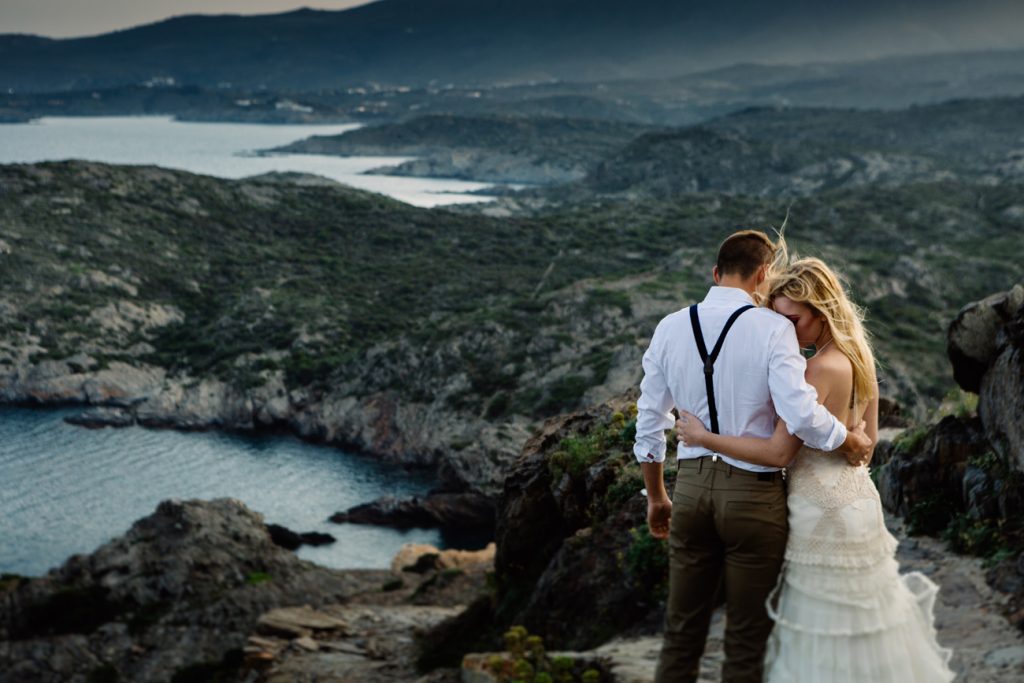 Choosing the perfect wedding color patterns. Photo by Jordi Cassú.