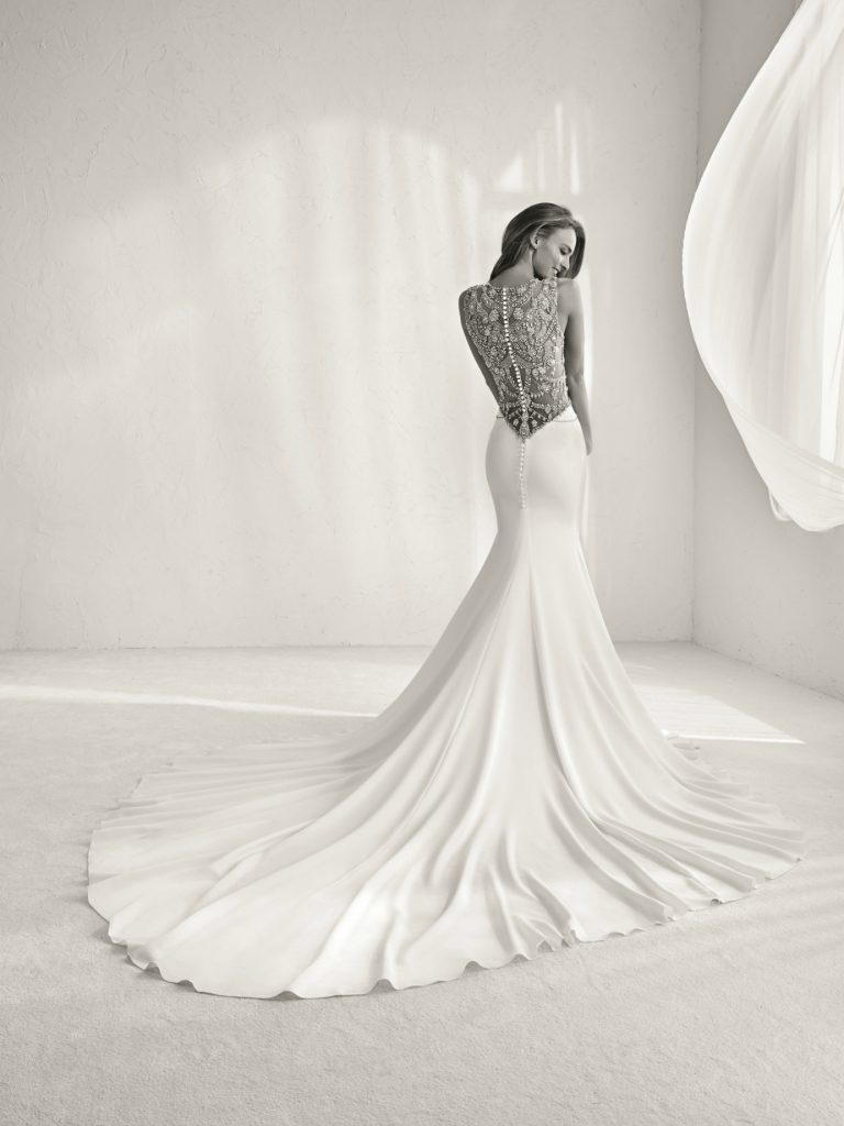 Essential tips on choosing your wedding dress. Photo by Pronovias.