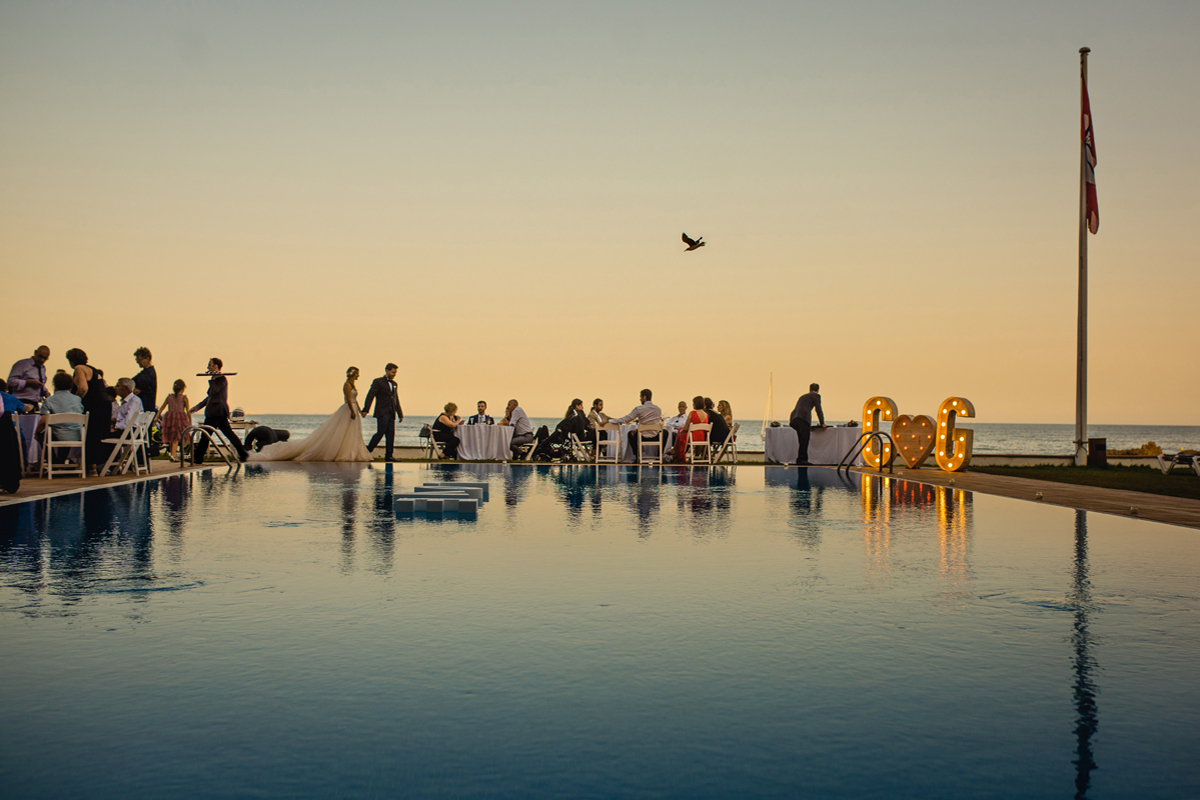 How to be a thoughtful destination wedding host. Photo by Fotoclip