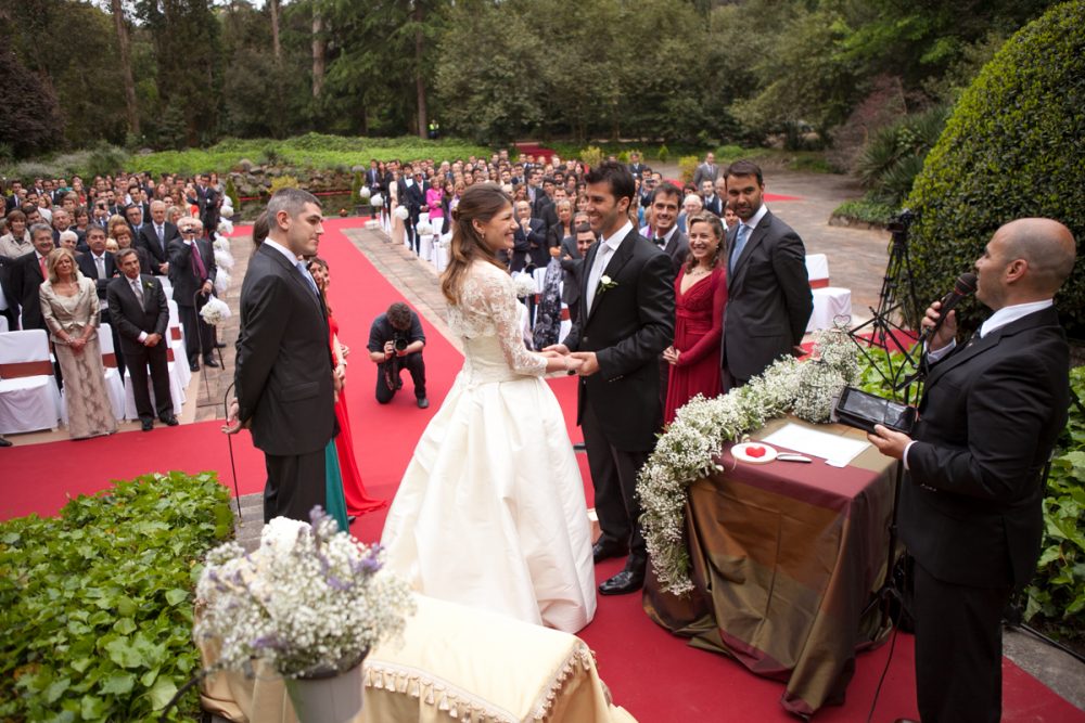 6 Alternatives to the traditional wedding guest book. Photo by Jose MC Officiant