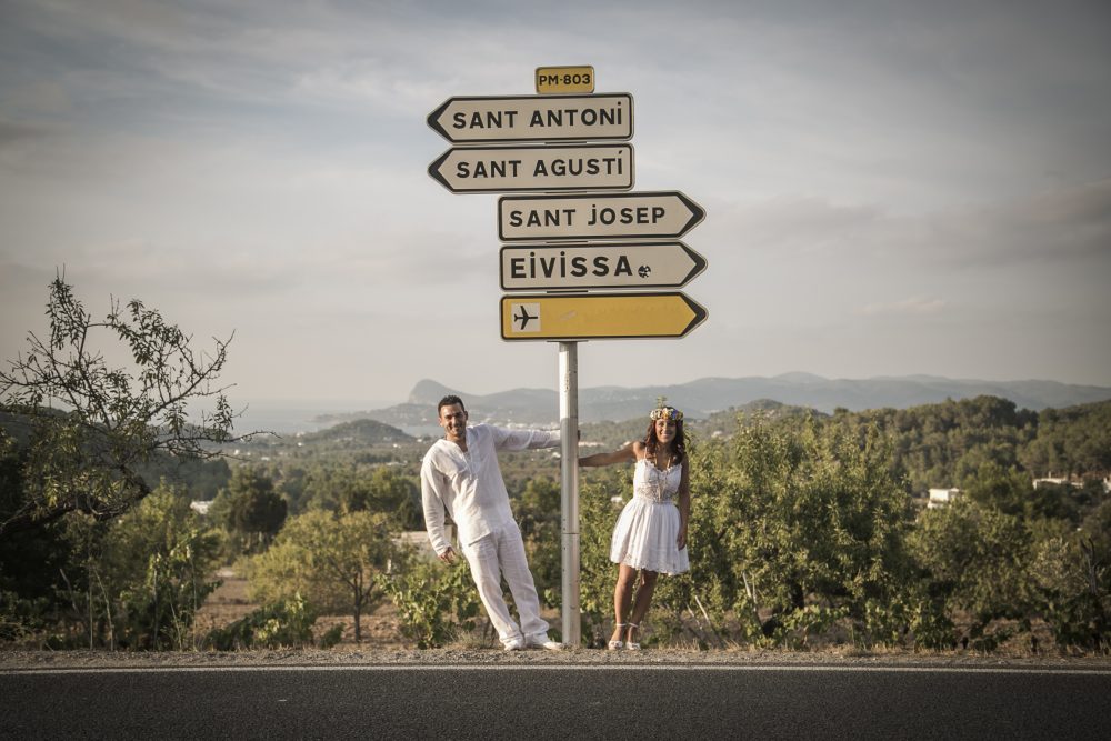 8 Ways to keep the romance alive during wedding planning. Photo Andreu Doz Photography