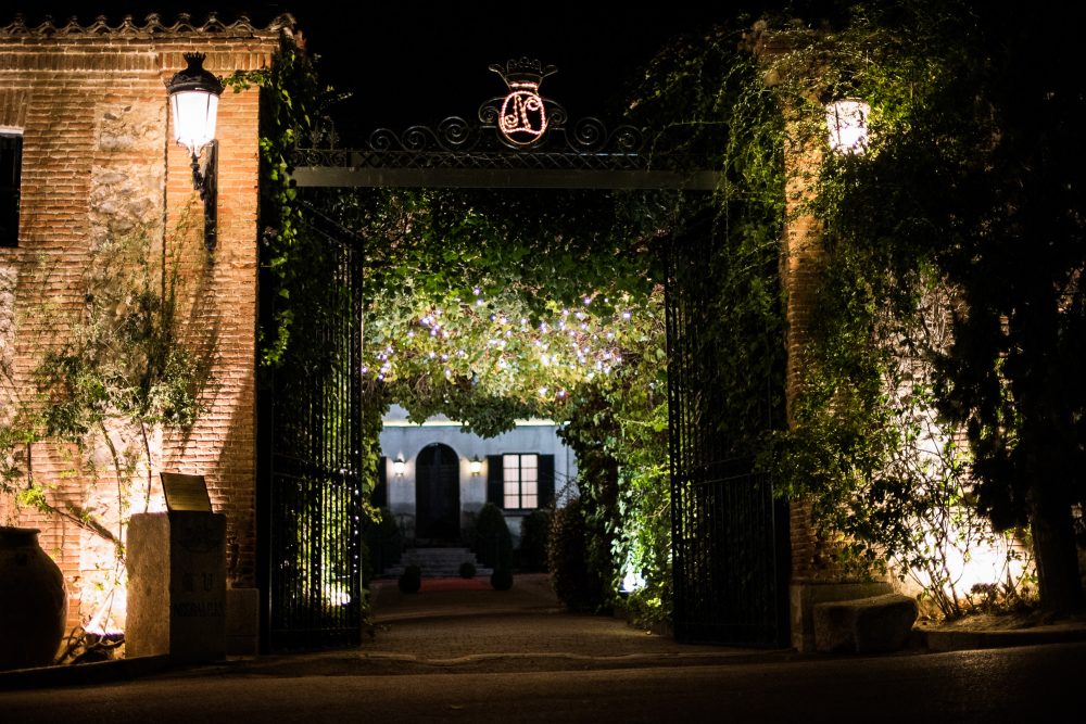 The ultimate guide to wedding day transportation for your guest. Photo by Palacio de Negralejo.