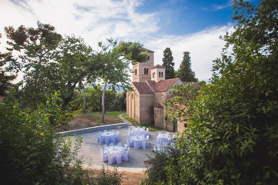 Tips for planning an awesome destination wedding on a budget. Photo by Poble Espanyol.