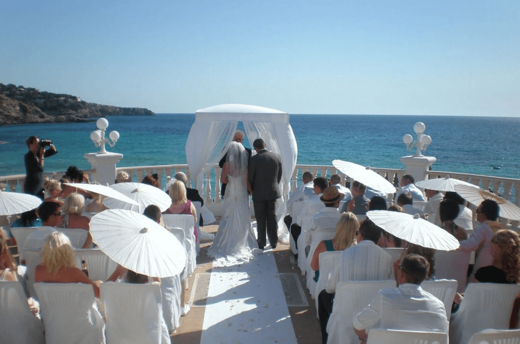 How to choose a wedding color palette based on your venue. Photo_ Beach Wedding in Ibiza