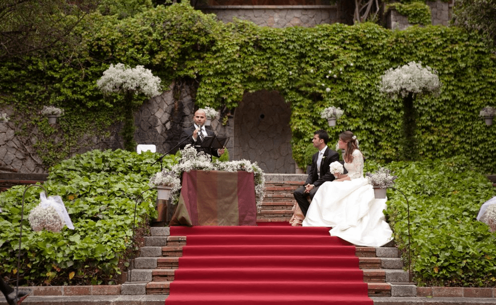 Characteristics to look for an Officiant in a Luxurious Destination Wedding